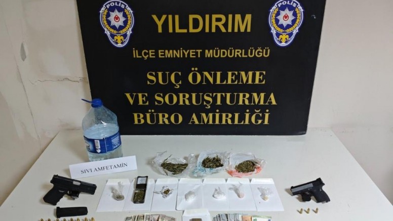 Pizzacı 'polis', torbacı ablayı yakaladı