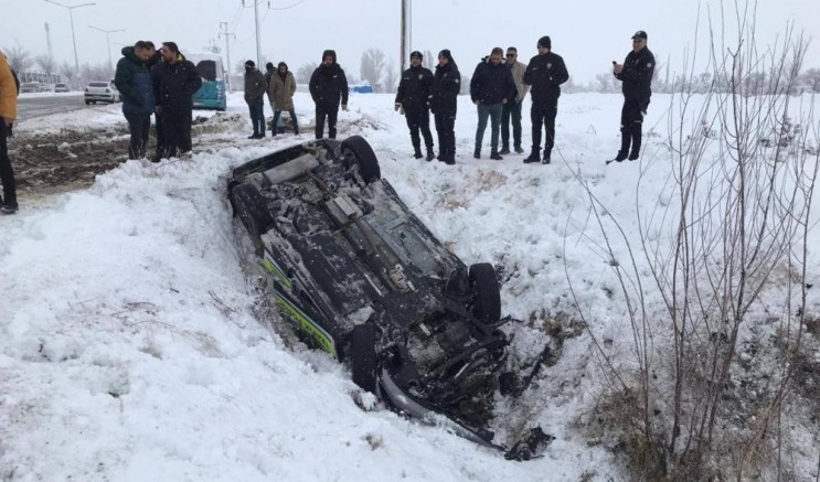 Polis aracı şarampole uçtu: 2 polis yaralandı
