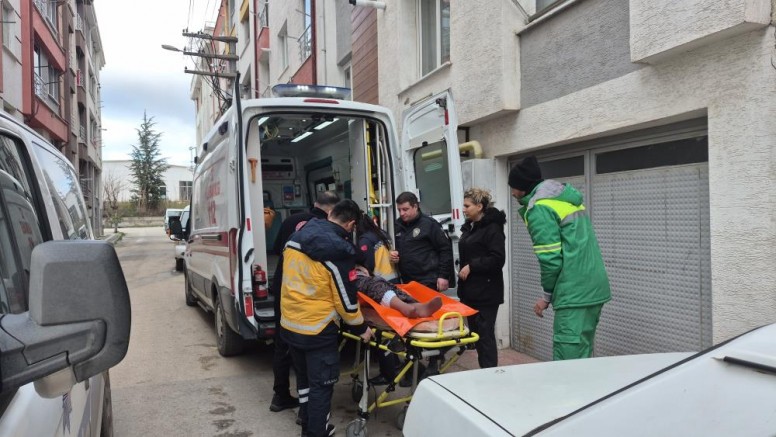 Polis kapıyı kırarak kadını kurtardı
