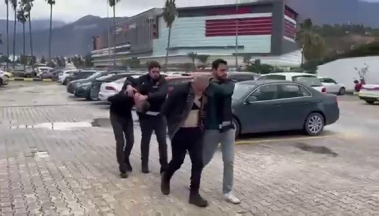 Polis memuruna kafa atan şahıs tutuklandı