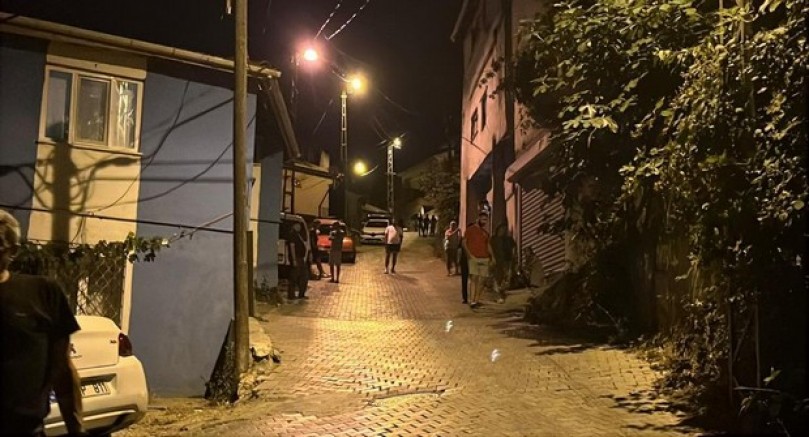 Pompalı tüfekle geldi, gece yarısı mahalleliyi sokağa döktü