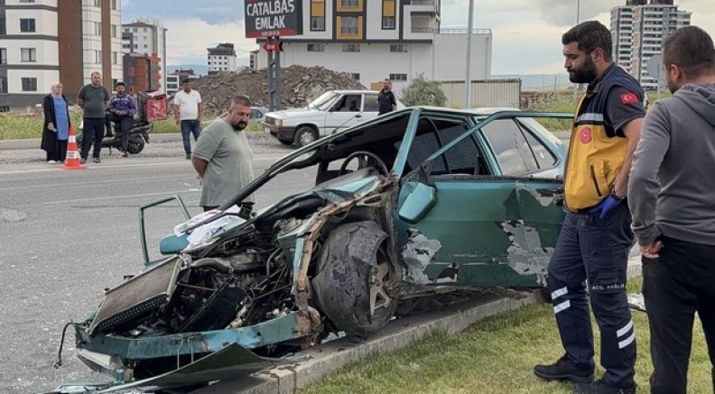 Refüje çıkan otomobil hurdaya döndü: 1’i ağır 4 yaralı