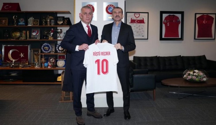 Rüştü Reçber'e milli forma
