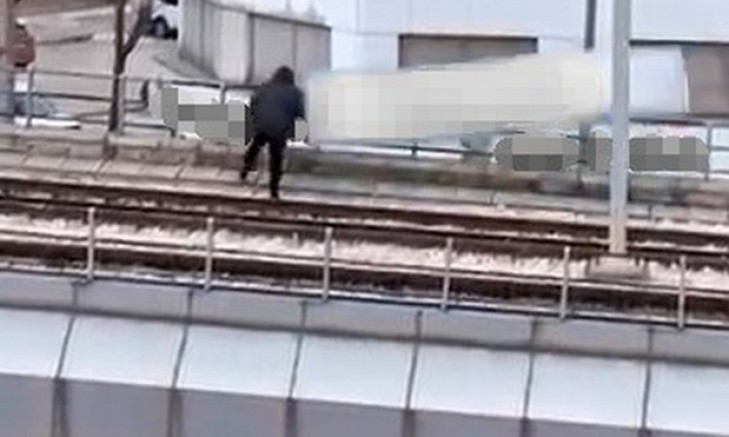 Rüzgarın kopardığı tabela metro hattına düştü