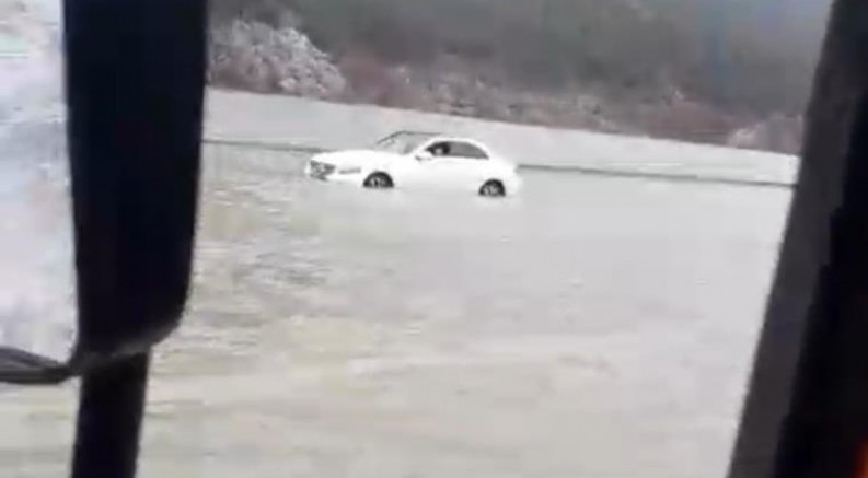 Sağanak yağış karayolunu göle döndürdü