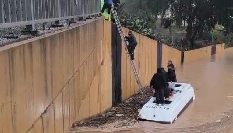 Sağanak yağmura servis aracında yakalananlar merdivenle kurtarıldı