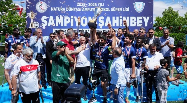 Şahinbey şampiyonluk kupasını kaldırdı