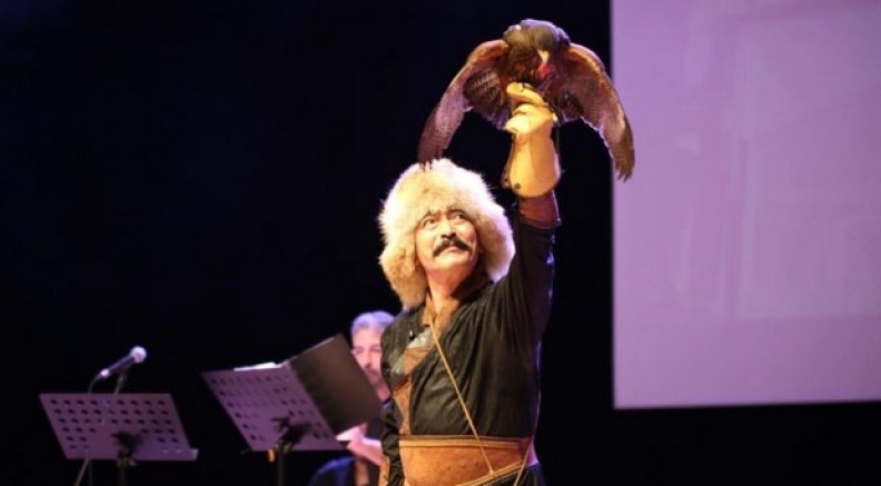 Sahneye kurtlar çıktı, şahin havada uçtu
