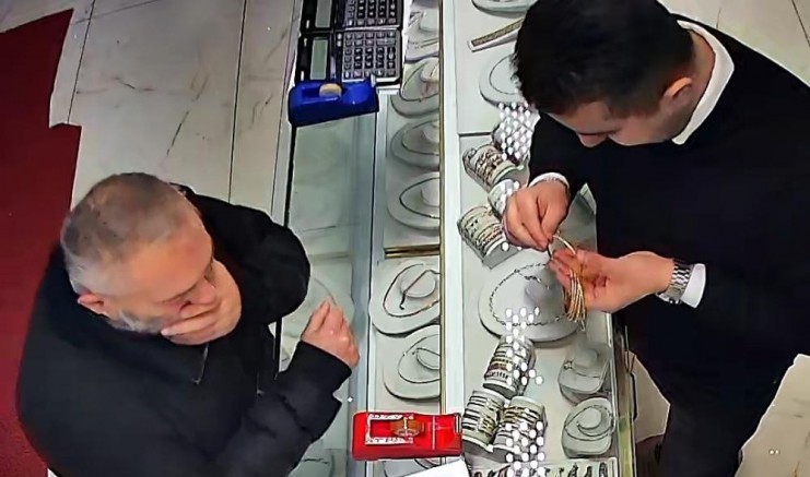 Sahte bilezikleri verip 24 ayar altın almak istedi