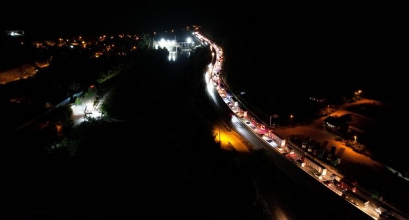 Sakarya D-650 karayolunda trafik kilitledi