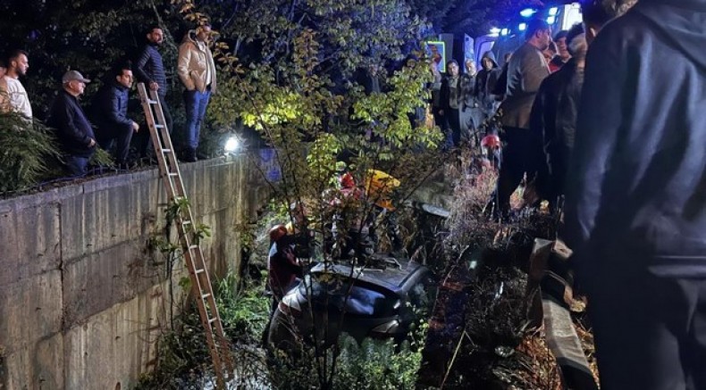 Sakarya'da otomobil dereye uçtu: 1 yaralı