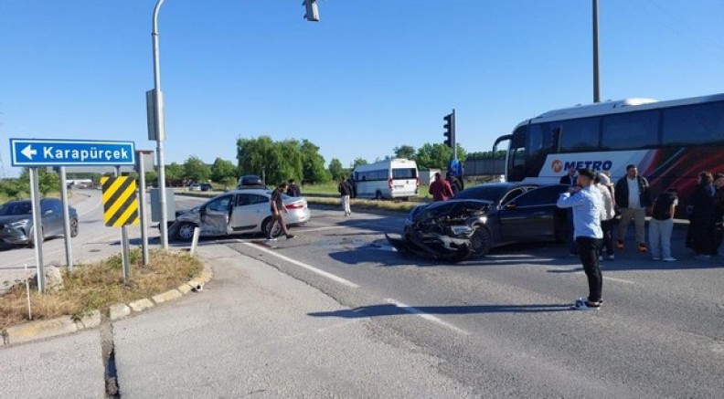 Sakarya'da zincirleme kaza: 3'ü çocuk 5 yaralı