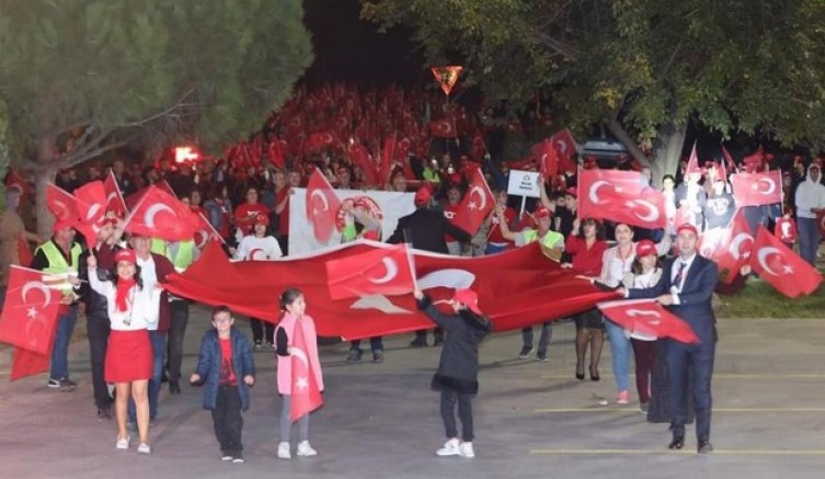 Salonda değil kortejle meydanda kutladılar