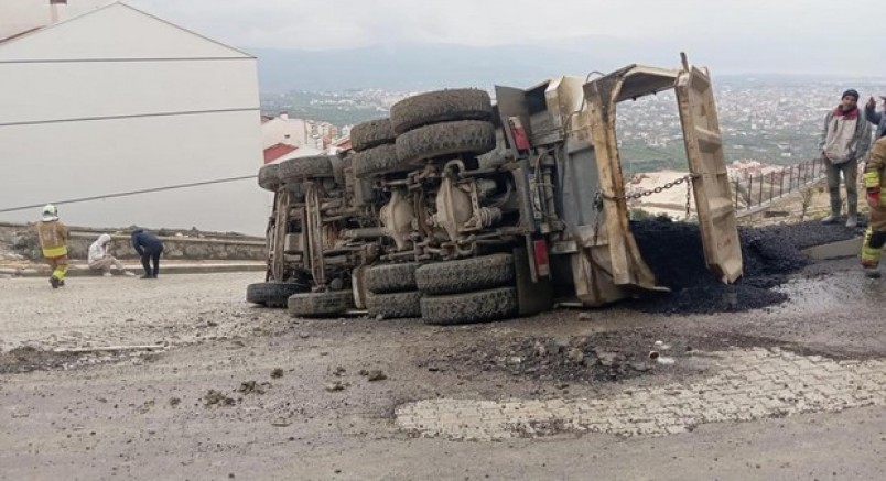 Samandağ'da devrilen tırın sürücüsü yaralandı