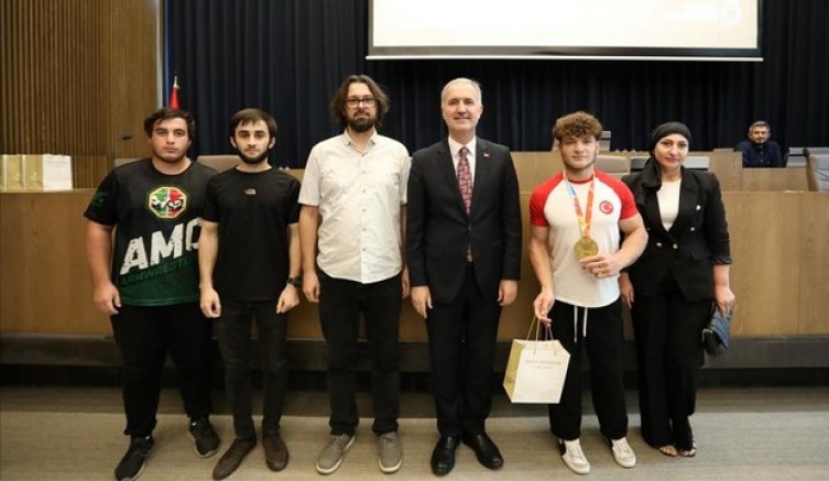 Şampiyonlar Mecliste Ödüllendirildi