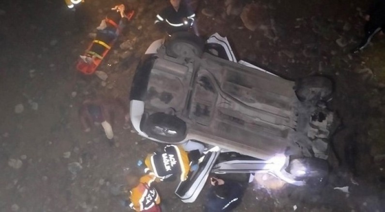 Samsun’da otomobil köprüden dere yatağına uçtu: 2 yaralı