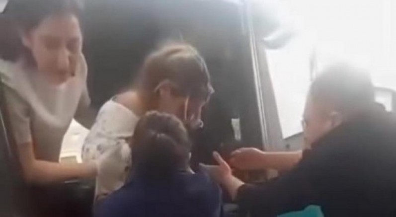 Sancılanan kadın dolmuşta doğum yaptı