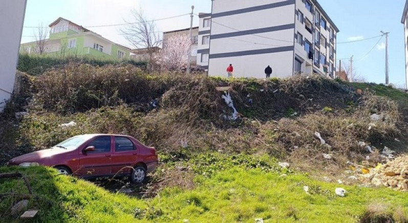 Şarampole uçtu: Baba ve oğlu yaralandı
