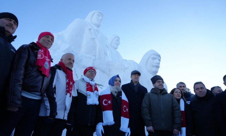 Şehitler anısına kardan heykeller açıldı
