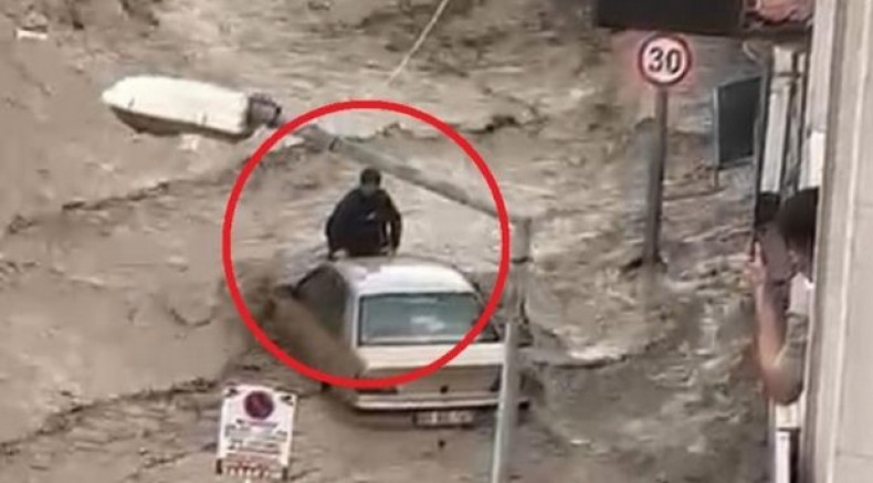 Sel sularına kapılan aracın üzerinde hayata tutundu