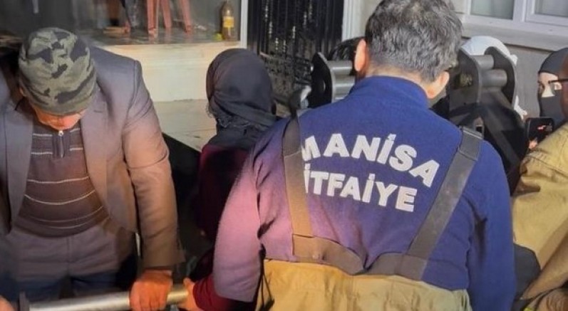 Selde mahsur kalan 11 kişilik aileyi itfaiye kurtardı