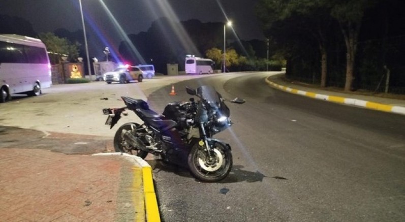 Serik'te midibüs ile çarpışan motosikletli yaralandı