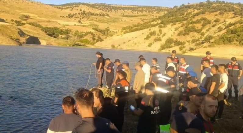 Serinlemek için girdiği gölette boğuldu