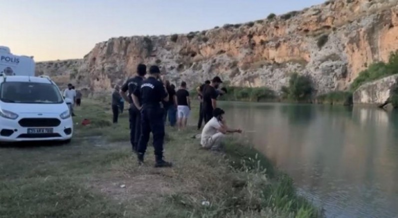 Serinlemek için Göksu Çayı'na giren genç akıntıya kapıldı