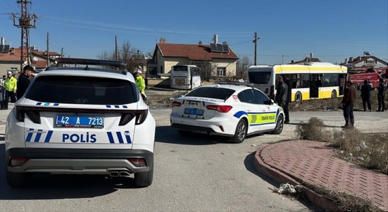 Servis aracı belediye otobüsüyle çarpıştı: 20 yaralı