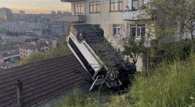 Servis aracı gecekondunun çatısına uçtu: 1 yaralı