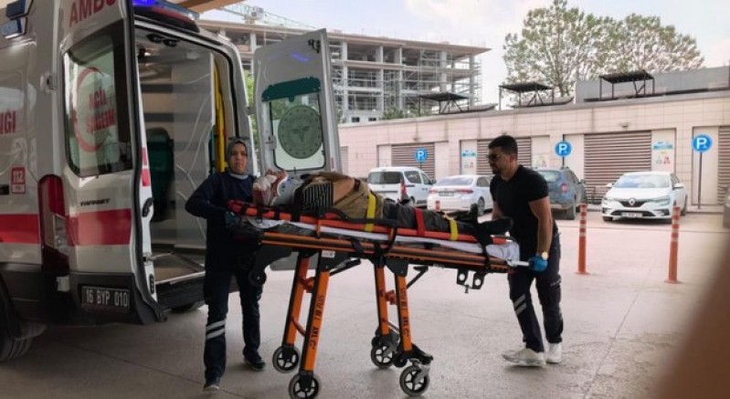 Servis aracının çarptığı yaşlı adam yaralandı