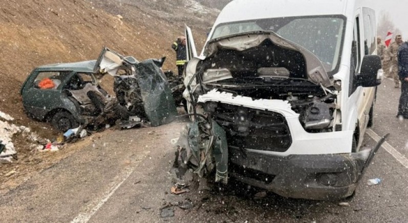 Servis ile otomobil çarpıştı: 1 ölü, 2’si ağır 10 yaralı