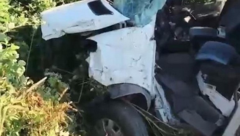 Servis minibüsü direğe çarptı: 6 yaralı