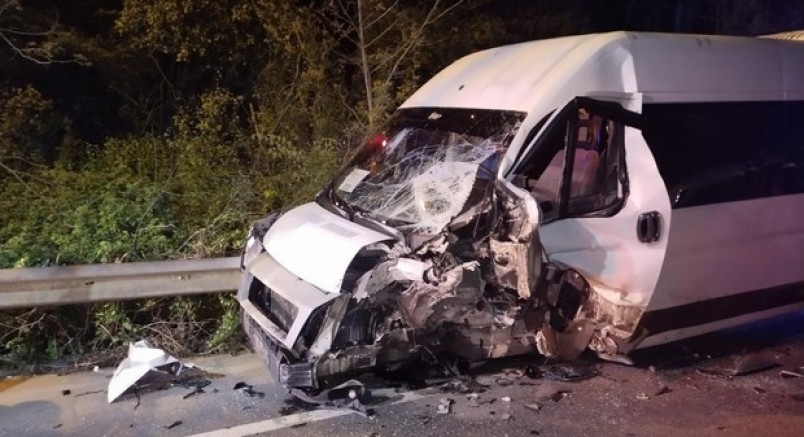 Servis minibüsü ile otomobil çarpıştı: 1’i ağır 12 yaralı