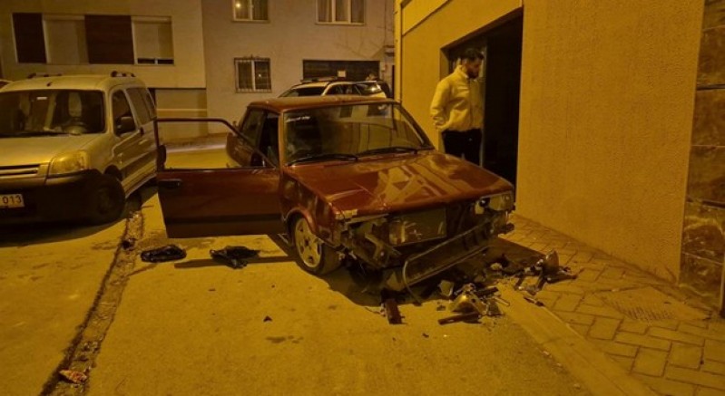 Sevgilisinden ayrıldı, aracını parçaladı