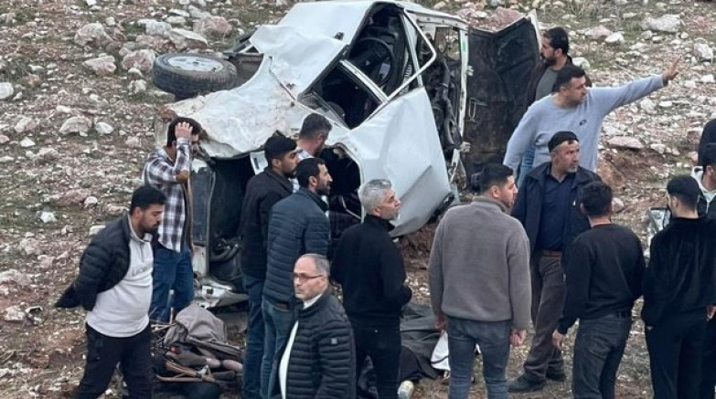 Siirt'te devrilen otomobil hurdaya döndü: 3 ağır yaralı