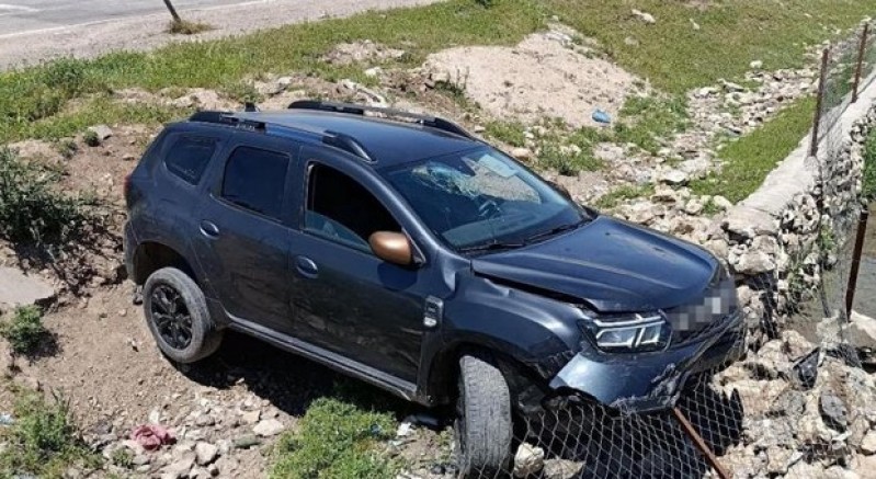 Siirt'te otomobil yol kenarına savruldu: 2 yaralı