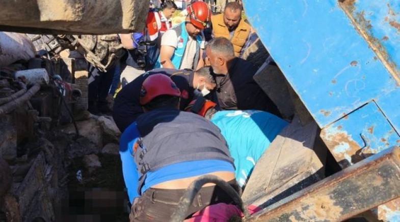 Siirt'te traktör devrildi: 2 ölü, 1 yaralı