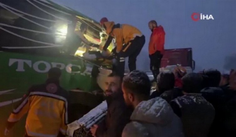 Sıkışan yolcuları kurtarma çalışması sürüyor