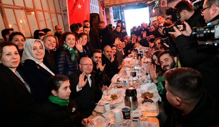 Simit ve tahanlı Başkan Aktaş’tan, çaylar Varank’tan