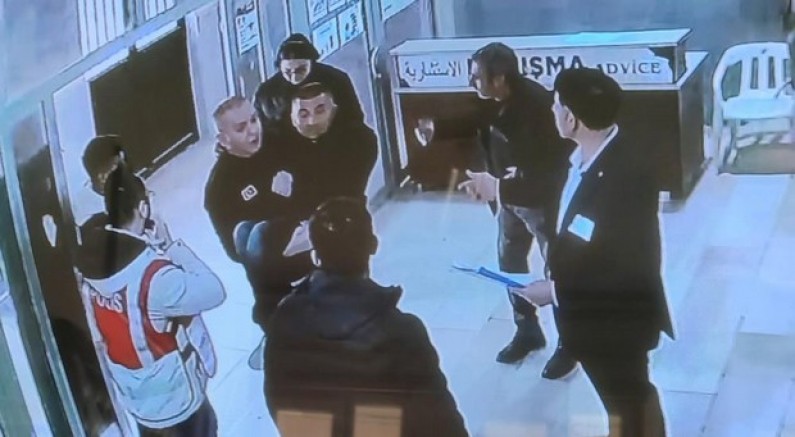Sınava geç kalan engelliyi kucağında taşıdı