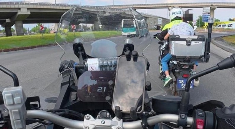 Sınava motosikletli polisler yetiştirdi