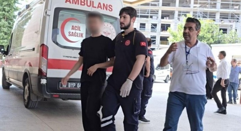 Sınavda rahatsızlanan genç ambulansla hastaneye sevk edildi
