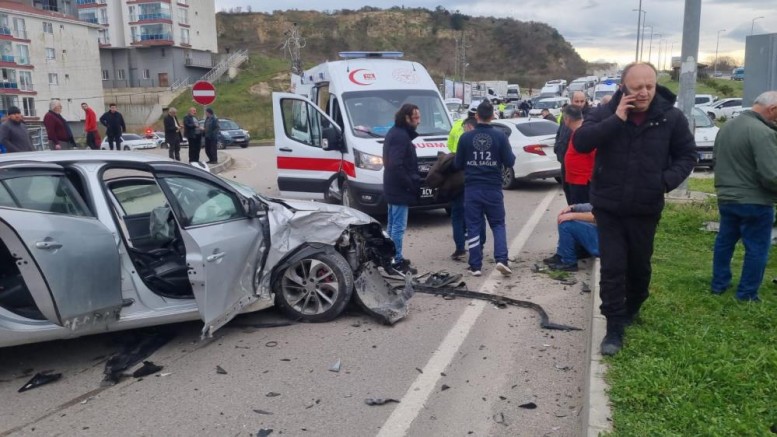 Sinop'ta otomobiller çarpıştı: 3 yaralı