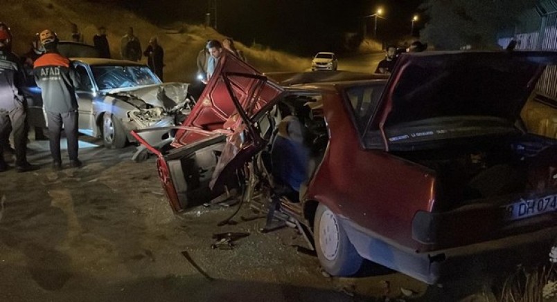 Sivas'ta 2 otomobil kafa kafaya çarpıştı: 6 yaralı