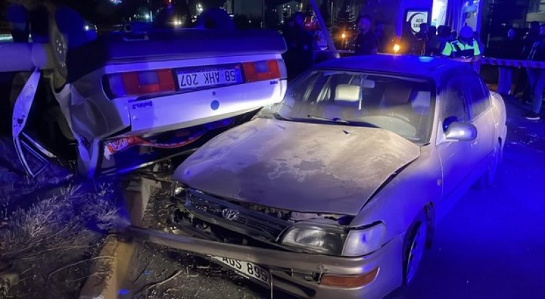 Sivas’ta iki otomobil çarpıştı: 2’si çocuk 5 yaralı