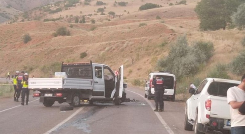 Sivas'ta kamyonetle otomobil çarpıştı: 1 ölü, 2 yaralı