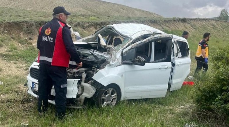 Sivas’ta takla atan otomobilde 5 kişi yaralandı