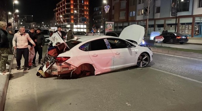 Sivas'ta üç kişinin yaralandığı kazada araç hurdaya döndü