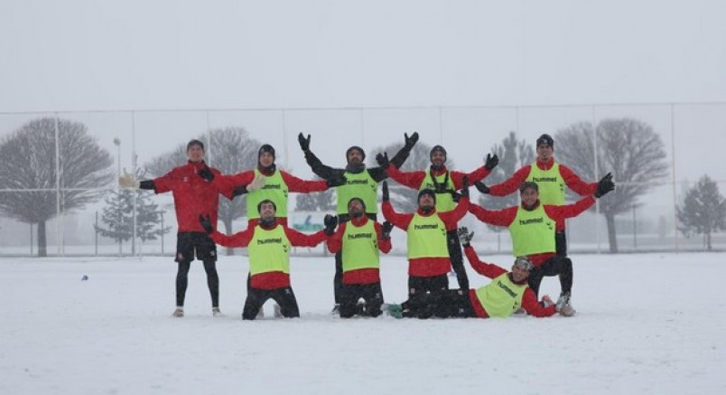 Sivasspor kar altında çalıştı